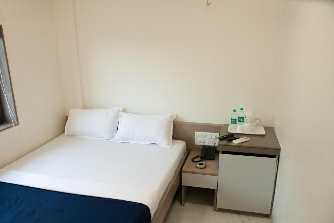 City Hotel Мумбаи Экстерьер фото